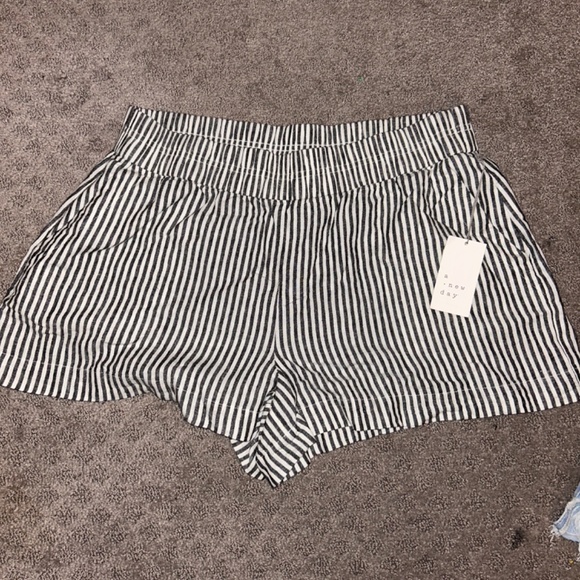 FashionNova, SHEIN & Target shorts & Bermuda Shorts - Picture 5 of 6